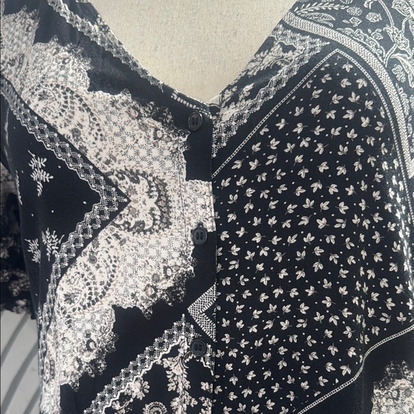 Black and White Flutter Sleeve Midi Sundress - Picture 8 of 10